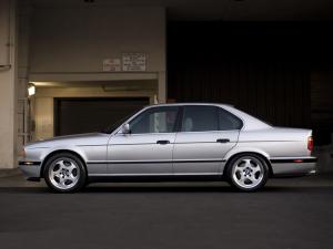 BMW M5 Sedan 1992 года (US)